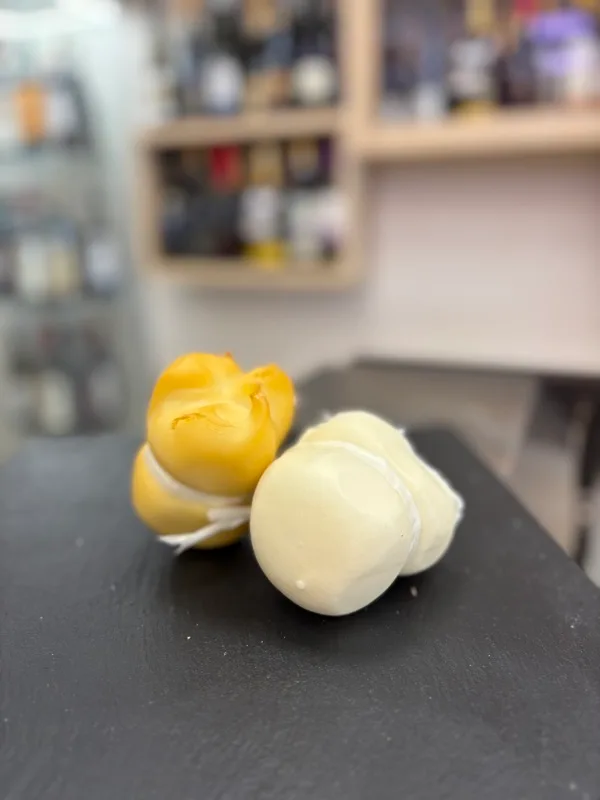 scamorza affumicata e normale a 19,90€ al kg - lo Spiedo Rovente