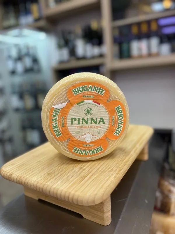 brigante pinna, formaggio di pecora a 22,99€al kg - lo spiedo rovente