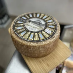 formaggio caprino semi stagionato a 32,99 al kg - lo spiedo rovente